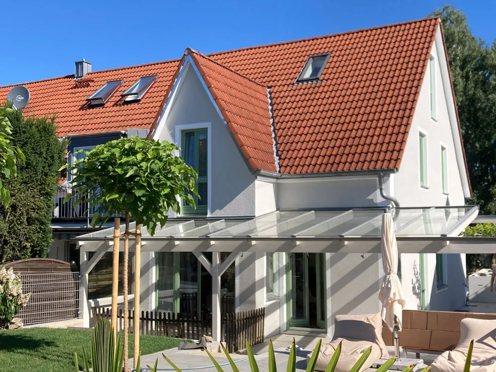 Frisch gestrichene Fassade eines Einfamilienhauses bei Freising