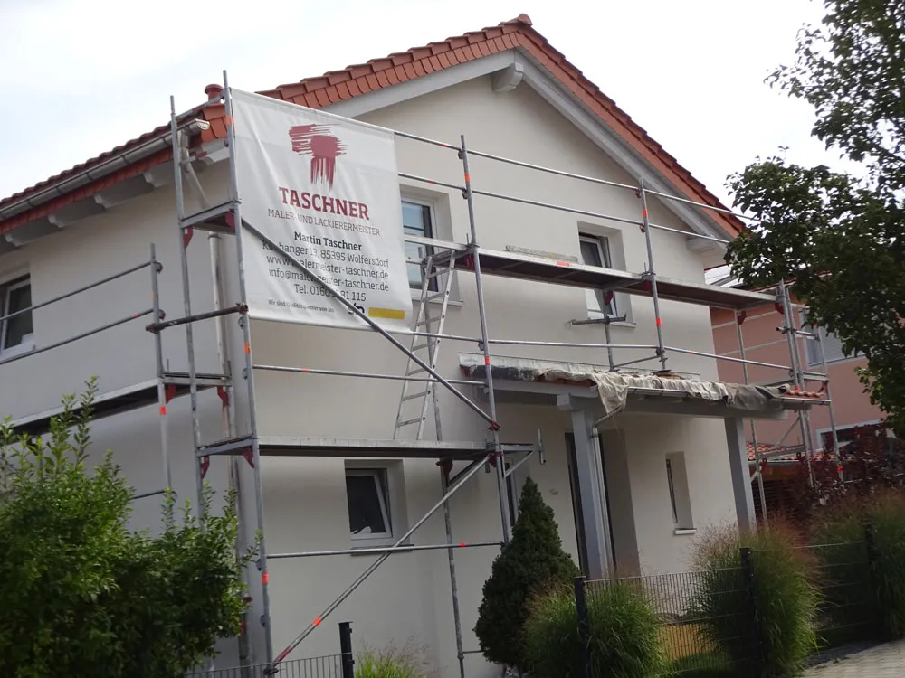 Eingerüstetes Wohnhaus während der Fassadenarbeiten