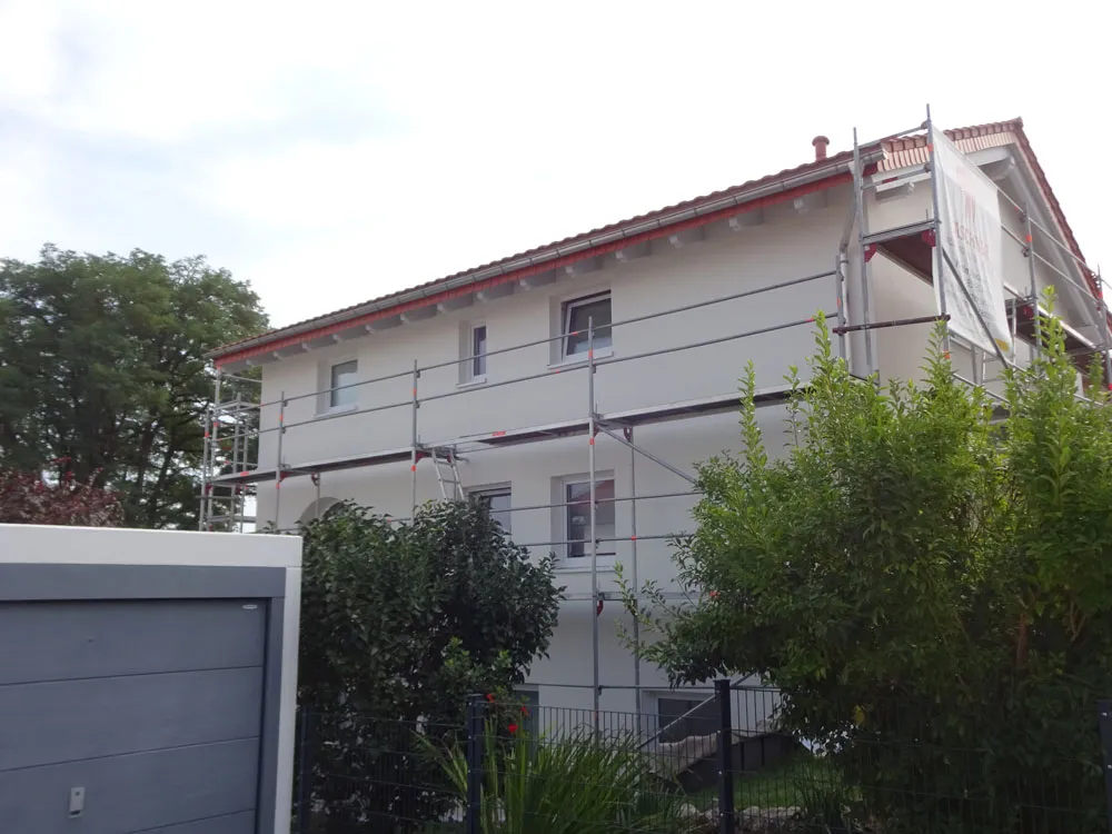 Mehrfamilienhaus mit Gerüst während der Fassadenarbeiten