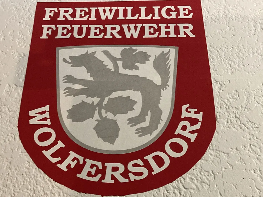 Auf eine Wand gemaltes Wappen der Freiwilligen Feuerwehr Wolfersdorf